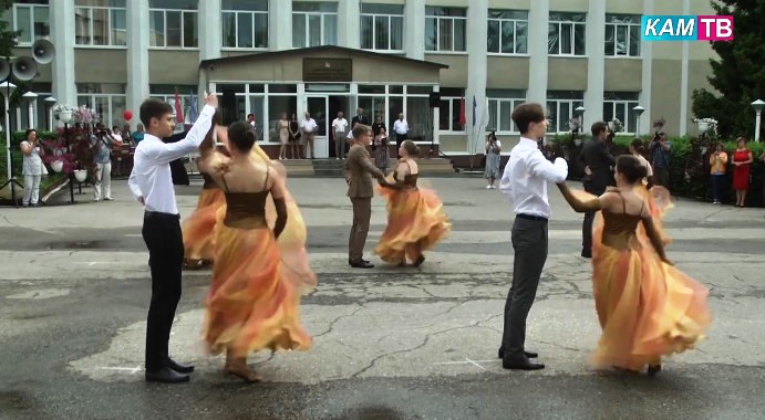 Выпускной бал на центральной площади 29 июня